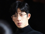 井柏然近照显成熟气质