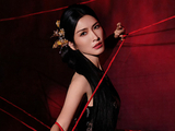 徐洁儿黑色挂脖旗袍亮相乘风舞台演绎东方美学