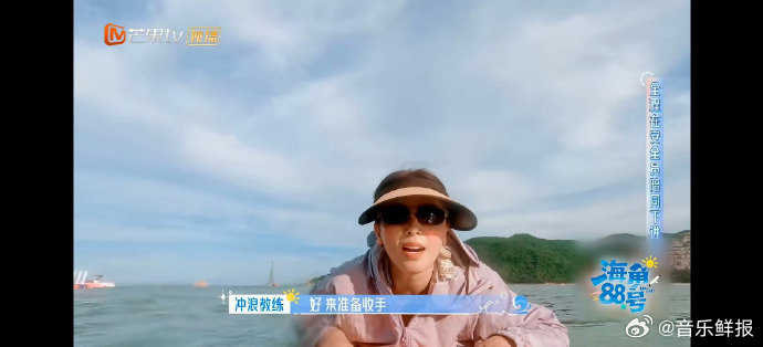 刘涛冲浪摔倒大笑重来展现真实热血__财经头条__新浪财经