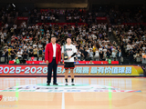 贺希宁领取CBA常规赛MVP奖杯