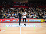 深圳队史密斯领取CBA常规赛最佳国际球员奖杯