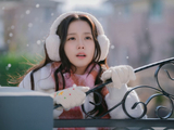 金智秀《月刊男友》剧照曝光，软萌冬日造型吸睛