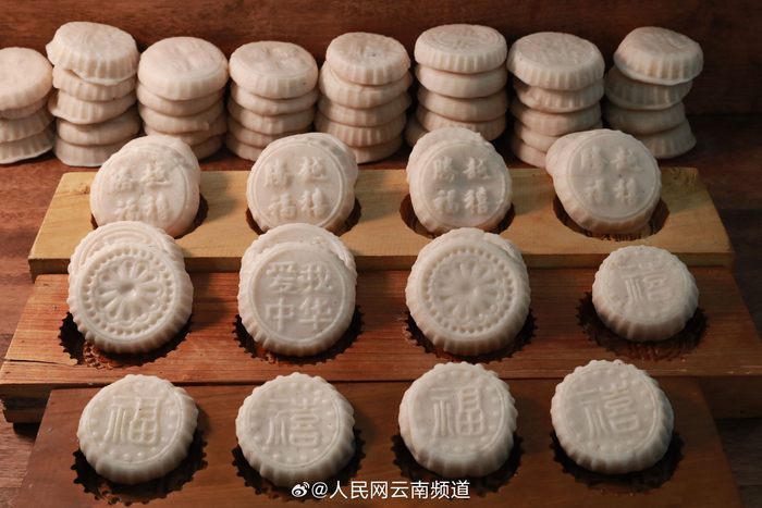 云南腾冲朝阳村舂粑粑迎新春，游客体验传统年味__财经头条__新浪财经