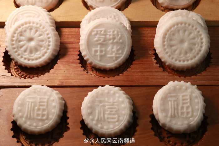 云南腾冲朝阳村舂粑粑迎新春，游客体验传统年味__财经头条__新浪财经