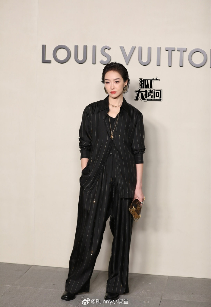 宋茜黑金西装大背头造型亮相lv活动
