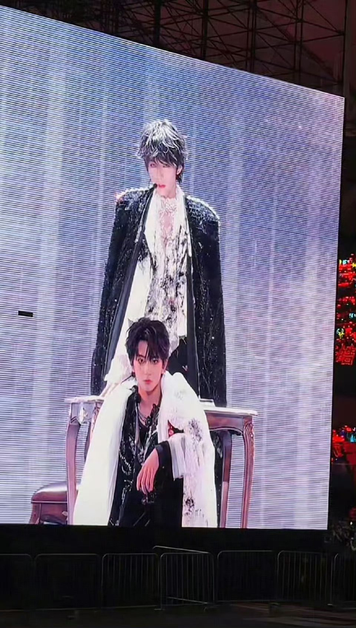 橹穆双人舞台表演引观众惊叹|穆祉丞|王橹杰|来自天堂的魔鬼|魔鬼|天堂_新浪新闻