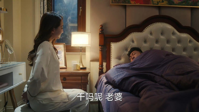 妻子扒丈夫眼皮查手机疑出轨