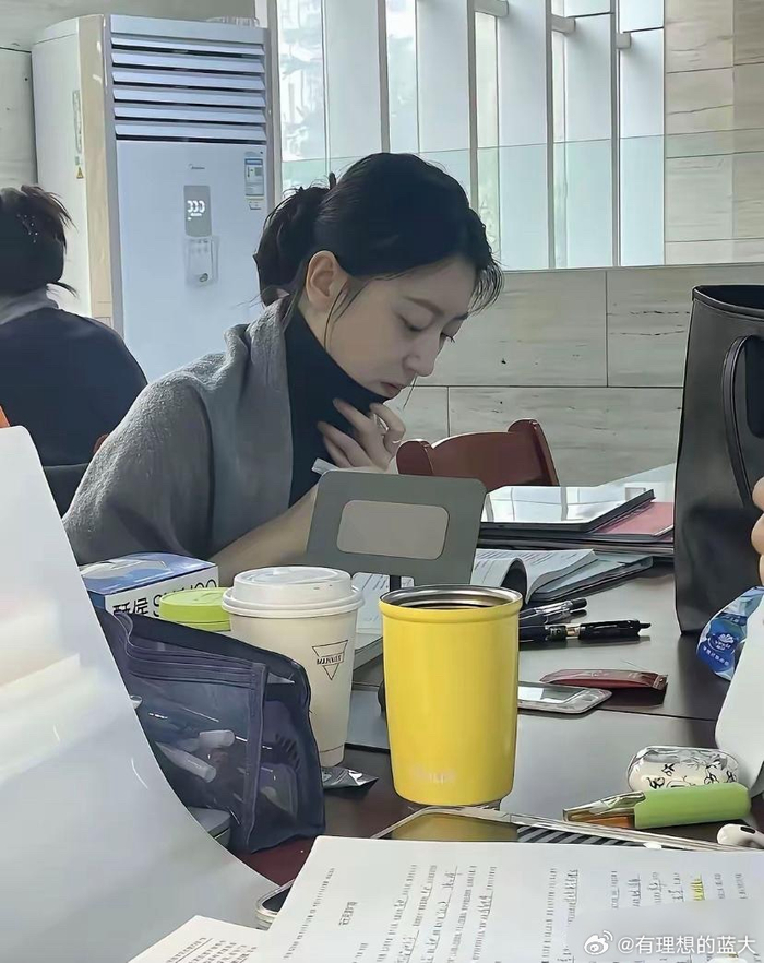 大学校园漂亮女生追求者少现象引思考