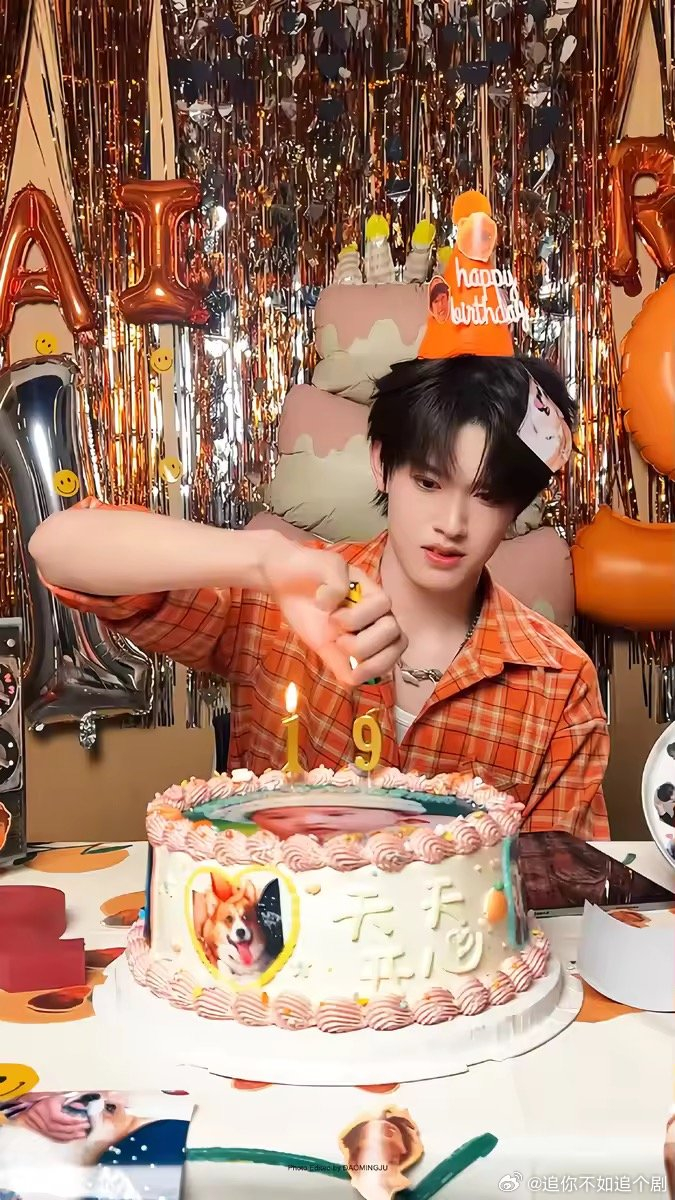 张极生日蛋糕印婴儿照萌翻网友