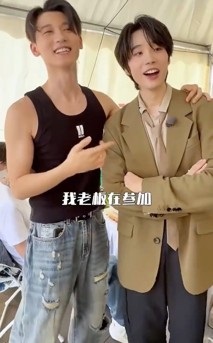 连淮伟为旗下马韬加油,盼其斩获音综冠军|连淮伟|马韬|声鸣远扬|冠军|加油|帅哥|舞台_新浪体育_新浪新闻