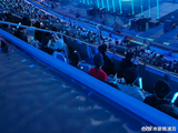 快乐家族现身张杰演唱会，何炅维嘉吴昕同框