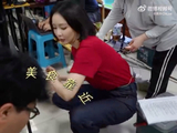高叶蹲地啃饼干饭，被称主业演员副业吃播