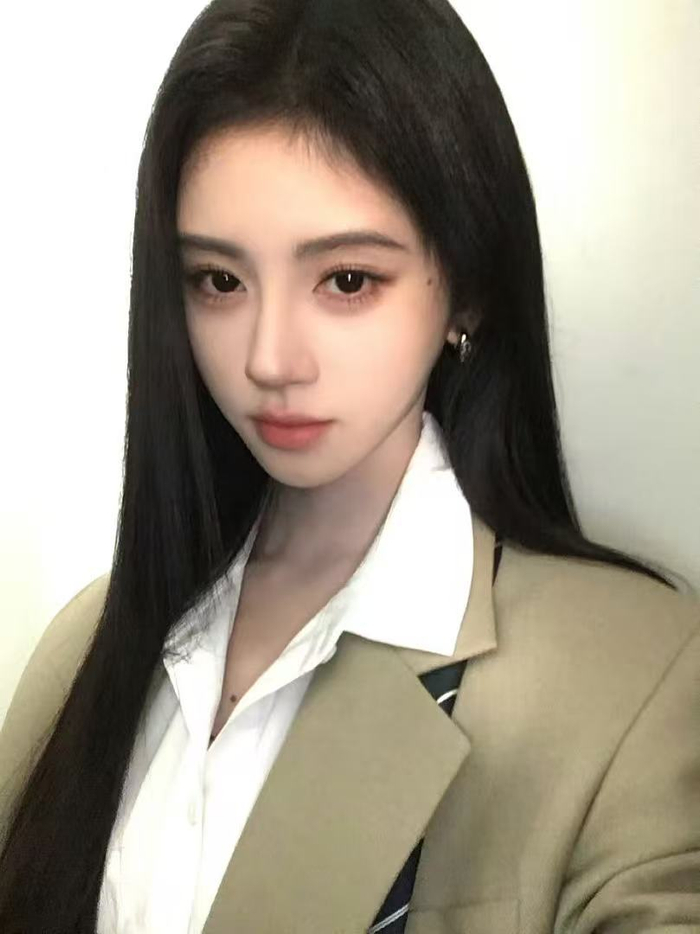 鞠婧祎晒职场妆自拍