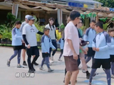 鹿晗被夸帅害羞回赞，互动温馨氛围感满