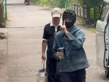 丁禹兮牛仔冷帽穿搭现身，为高考静音步伐随性