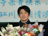 白敬亭刑警时刻捧花杀青