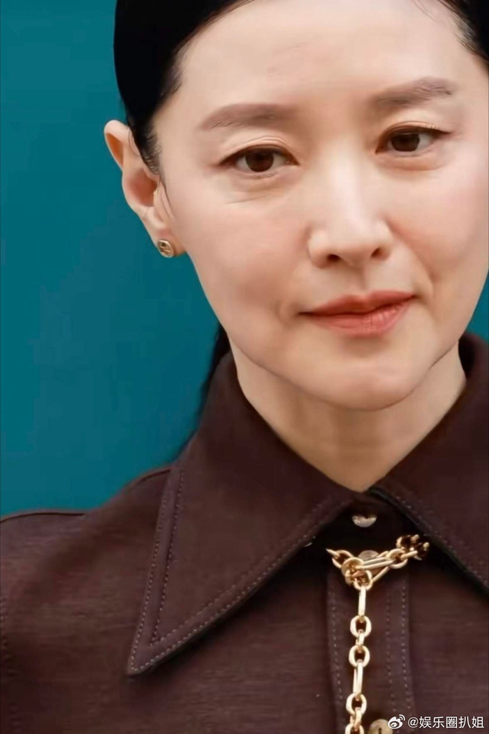 54岁李英爱自然状态曝光,面部皱纹显真实年龄