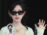 孟子义奔跑吧上班手持易飒手牌