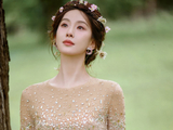 刘诗诗郭晓婷贴贴自拍，龙葵花楹重逢颜值在线