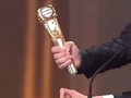 TVB颁奖礼林盛斌摔碎奖杯模型，足金奖杯后续补发
