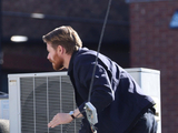 Jack Lowden伦敦拍《慢马》动作戏攀爬墙壁