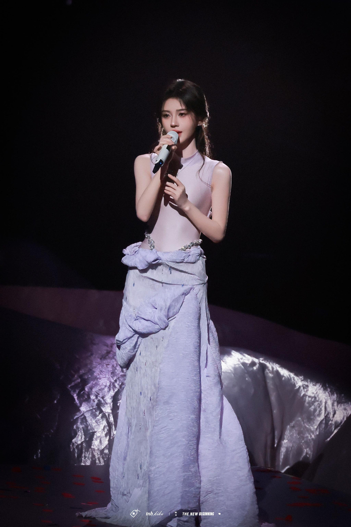 鞠婧祎紫裙献唱舞台歌声如月光漫溢