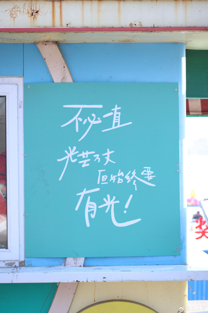 家长为何在孩子情绪低落时批评施压,多重心理机制解析