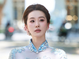 刘诗诗穿冰蓝碎钻鱼尾旗袍展东方雅致