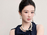 杨紫黑裙亮相白玉兰晚宴，凭《生命树》角逐视后