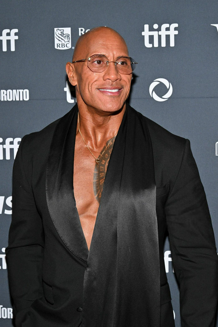 巨石强森暴瘦60磅亮相多伦多电影节,新片获威尼斯最佳导演