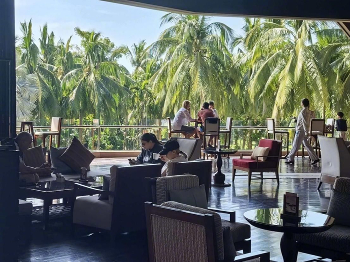 三亚30℃高温下羽绒服热销，加拿大鹅免税价6900元