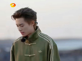 王鹤棣扶邮筒不慎弄倒后立即道歉