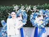 严浩翔老师与翔霖花篮合影
