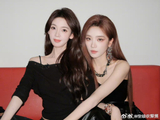 张月观赏陈瑶戒指，两人互动氛围轻松
