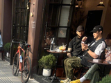 黄景瑜上海街头骑车被路人偶遇