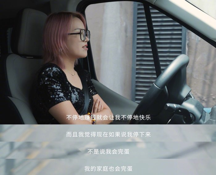 女子15万创业卖labubu娃衣致富称赚钱快乐