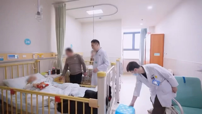 6岁男童高烧呕吐，医生手术取出颅内4cm铅笔芯