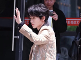 宋亚轩米色西装亮相下颌线引热议