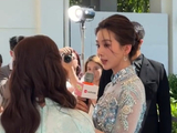 刘诗诗蓝色亮片旗袍与簪花盘发造型亮相，尽显东方古典美