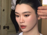 奚梦瑶背头造型亮眼，何超盈同席家人