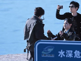 王鹤棣摘下墨镜给张家齐