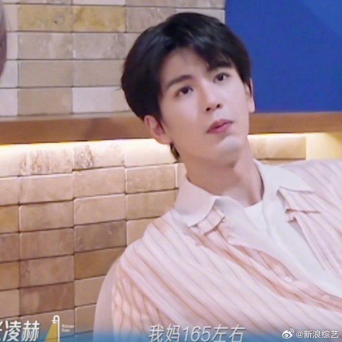 张凌赫自曝遗传父母身高肤色优势，186cm父亲与165cm母亲基因结合