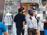 王安宇现身香港街头被偶遇