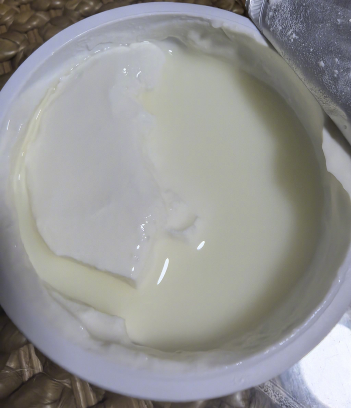过期酸奶渗出乳清水，专家建议谨慎食用