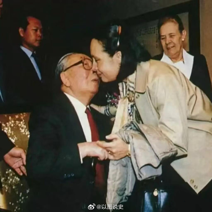 蒋孝章返台探望病重蒋经国，父女贴面礼消融隔阂