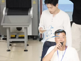 李现被拍边走边打游戏