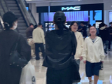 网友青岛偶遇关晓彤逛街，素颜清透脸型小巧