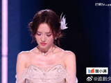 唐艺昕三公舞台后胸口现过敏红斑