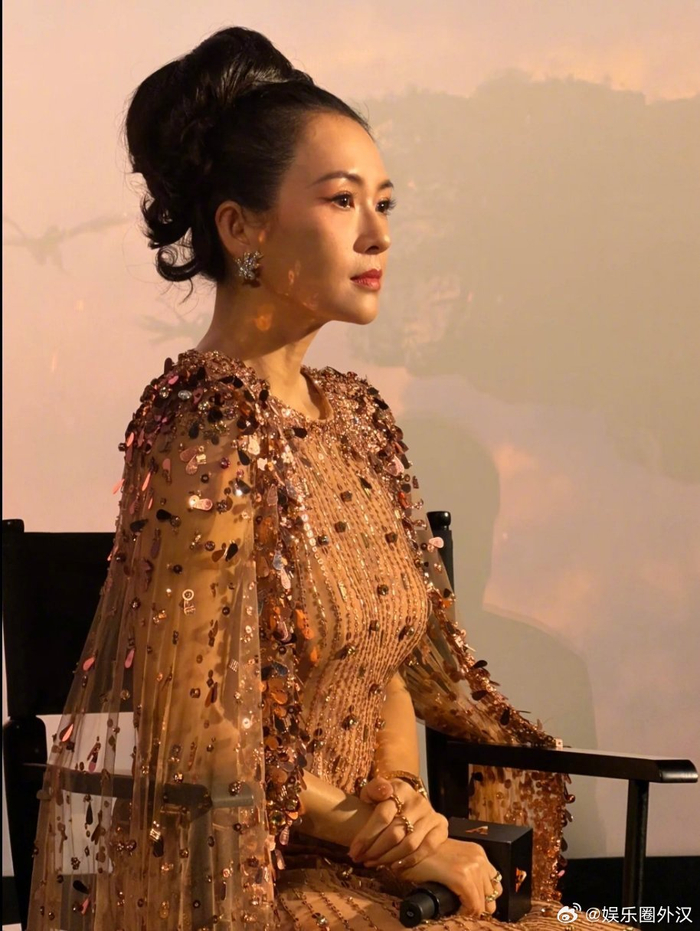 章子怡晒嘟嘴自拍状态佳,亮相2025娱乐年终盘点