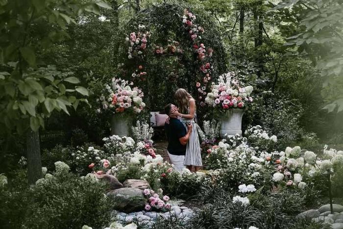 Travis父亲透露两周前向霉霉求婚，公布时间由霉霉决定